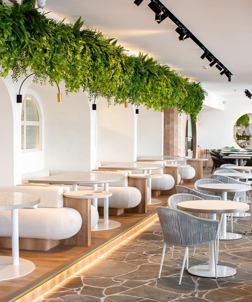 design de restaurante com plantas pendentes artificiais